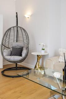 Charming Oxford street Home away - 5