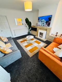 Swanky Dudley Retreat - 0