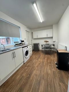 Swanky Dudley Retreat - 7