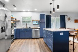 NEW Mid-Century Modern Retreat near 3 sisterSpring - 7