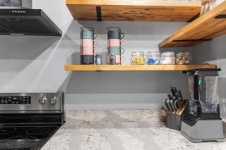 NEW Mid-Century Modern Retreat near 3 sisterSpring - 2