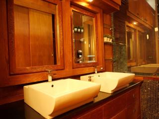 Tropical Thai Loft with Koi Pond - 9