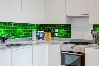 Comfortable 2BR with balcony in Stratford, 3min DLR - Londen - 1