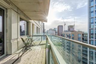 Comfortable 2BR with balcony in Stratford, 3min DLR - Londen - 4