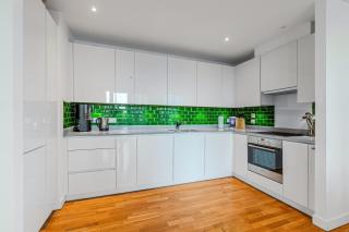 Comfortable 2BR with balcony in Stratford, 3min DLR - Londen - 3