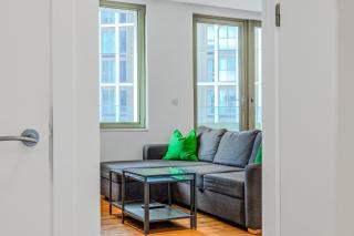 Comfortable 2BR with balcony in Stratford, 3min DLR - 6