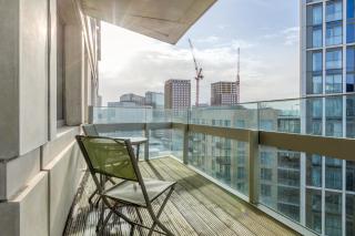 Comfortable 2BR with balcony in Stratford, 3min DLR - Londen - 5