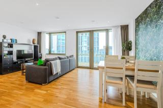 Comfortable 2BR with balcony in Stratford, 3min DLR - 1