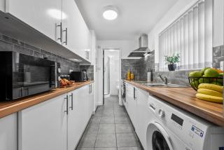 NEW! 4BR 4BATH, Perfect for Contractors, Smart TVs, WiFi - 7