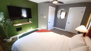 The Funky Fun Haus - Pickleball, Hot Tub, Arcade - 5