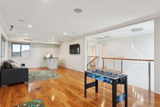 Lake Coogee Retreat - Spacious 4BR with Spa & Near Beach - 8