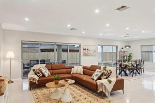 Lake Coogee Retreat - Spacious 4BR with Spa & Near Beach - 2