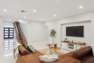 Lake Coogee Retreat - Spacious 4BR with Spa & Near Beach - 9