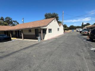 Studio with a kitchenette in an updated motel - 9