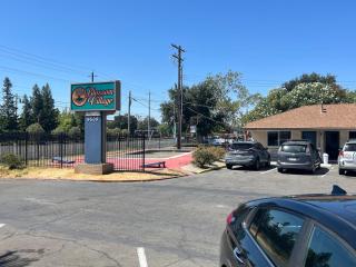 Studio with a kitchenette in an updated motel - 2