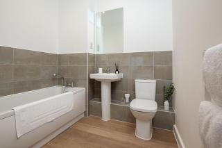 Spacious Apartment, Balcony, WiFi, Netflix, Free Parking by Rapid Returns - 4