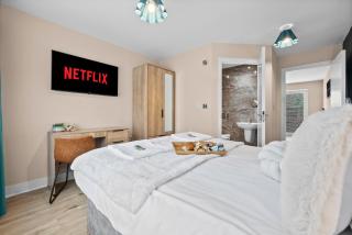 Stylish & Spacious 3BR 3Bath with Private Parking, WiFi, Smart TVs - 1