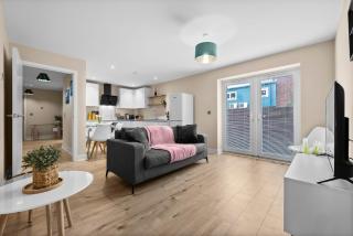 Stylish & Spacious 3BR 3Bath with Private Parking, WiFi, Smart TVs - 9