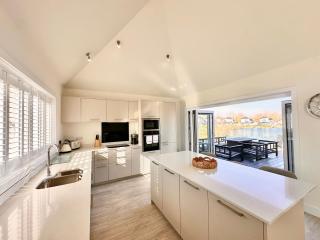 44 Summer Lake, 4 Bedroom, Detached, Luxury Lakeside Lodge with Private Hot Tub in the Cotswold Lakes - 8