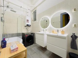Rose House - Modern 5BR Home in Central Budapest AC - 5