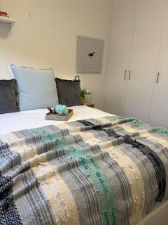 Modern, Central Gather Round Getaway in Tranmere - 4