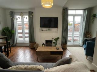 Stylish 2-Bedroom Apartment - Private Parking - Woodbridge Centre - 1