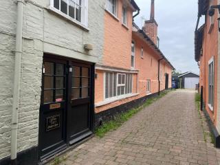 Stylish 2-Bedroom Apartment - Private Parking - Woodbridge Centre - 4