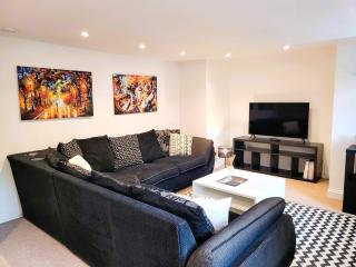 Walk to town, families & friends, easy parking - 0