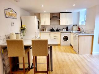 Walk to town, families & friends, easy parking - 5