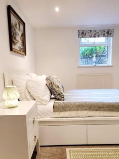 Walk to town, families & friends, easy parking - 4