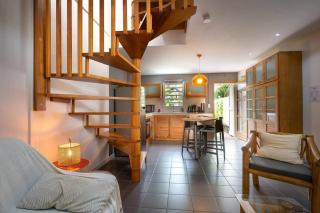 COTTAGE BAMBOU classé 3 étoiles - 4 à 6 personnes - 2 chambres - avec piscine privée et accès direct à la plage et à l'esplanade de Boucan Canot avec ses bars et restaurants - 6