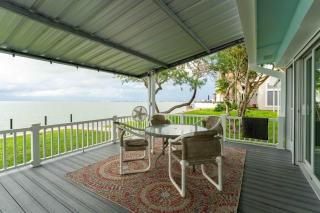 Bayside Paradise 4BR Home with Patio & Games Room - 7