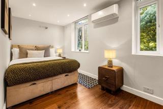 Stylish 5-Bedroom London Retreat - 8