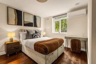 Stylish 5-Bedroom London Retreat - 7