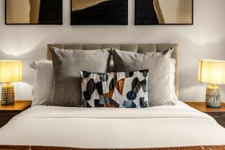 Stylish 5-Bedroom London Retreat - 4