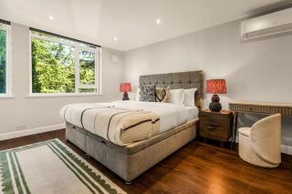 Stylish 5-Bedroom London Retreat - 3