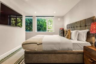 Stylish 5-Bedroom London Retreat - 2