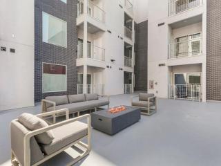 Downtown Oasis - Gym & Courtyard Fire Pit - 2