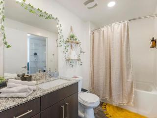 DT SLC - King Bed - Gym - Parking - Walk Score 90 - 5