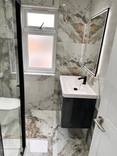 London Luxury Home Stay - Edmonton - 9