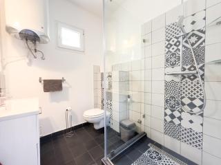 1BR Stylish Apartment with City Views & AC - Purple Skyline - 3