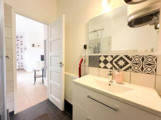 1BR Stylish Apartment with City Views & AC - Purple Skyline - 2