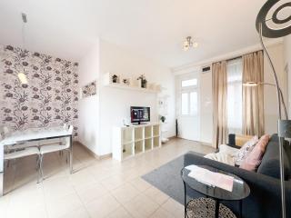 1BR Stylish Apartment with City Views & AC - Purple Skyline - 8