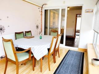 Bond House - Spacious Family Home, Quiet Area - 1