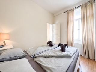 1BR Stylish Apartment with City Views & AC - Purple Skyline - 5