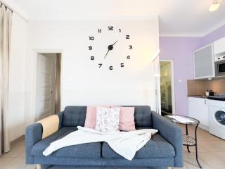 1BR Stylish Apartment with City Views & AC - Purple Skyline - 7