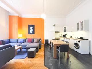 Deco House -Family-Friendly 2BR Downtown Apartment AC - 7