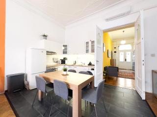 Deco House -Family-Friendly 2BR Downtown Apartment AC - 5