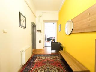 Deco House -Family-Friendly 2BR Downtown Apartment AC - 2