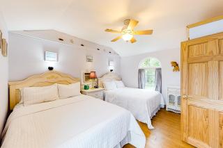 Sandy Bottoms -Shorelands Resort Cottage 10 - 5